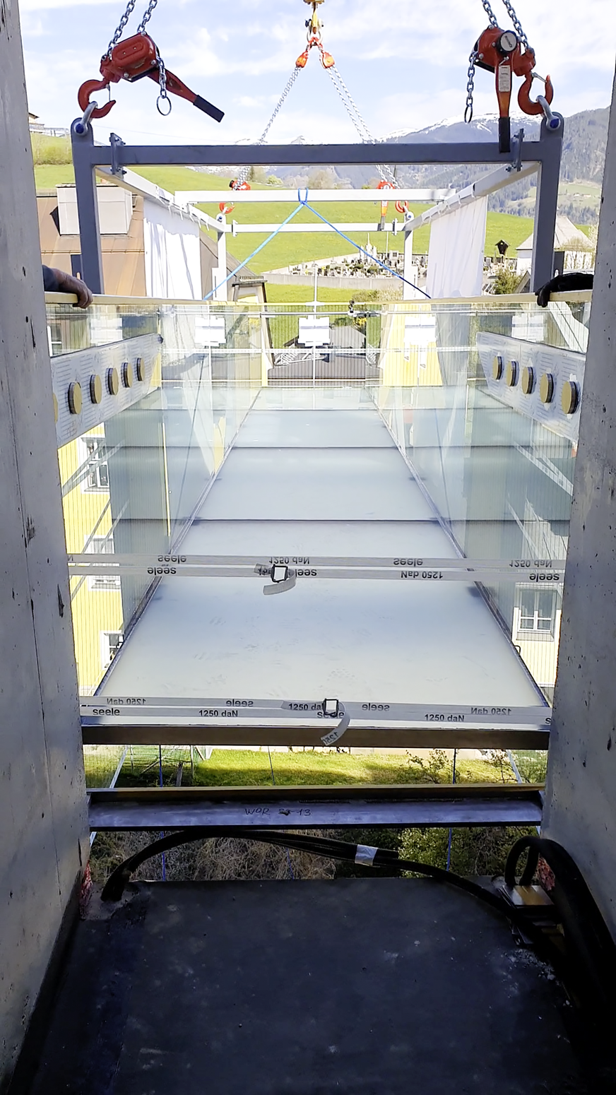 10 m ragt der Glassteg aus der Wand. Die spezielle Anbindung an das bestehende Gebäude ermöglicht dabei eine maximale Transparenz.