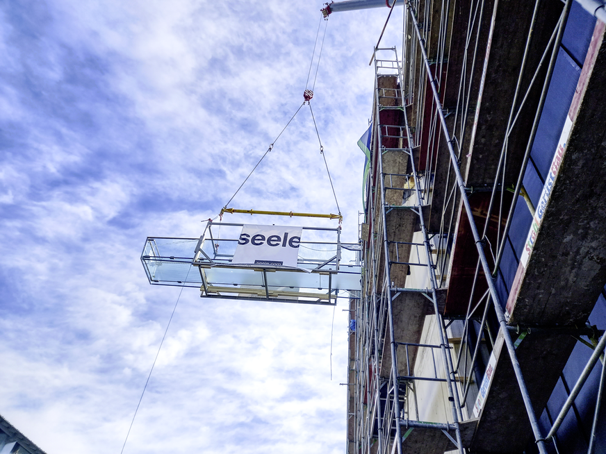 Mit dem gläsernen Skywalk setzt Bründl Sports einen architektonischen Akzent in Kaprun.