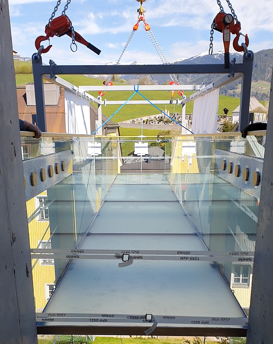 10m ragt der Glassteg aus dem Flagshipstore von Bründl Sports. Die spezielle Anbindung an das bestehende Gebäude ermöglicht maximale Transparenz.