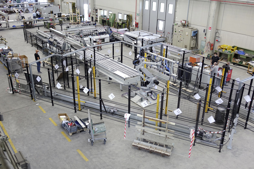 Bavelloni Spa biete heute kundenspezifische Automatisierungen an, inklusive Roboter-Technik und automatischen Lade- und Transportsystemen.