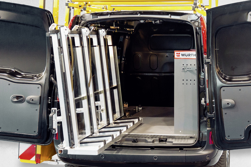 Das herausziehbare Innenreff erlaubt ein körperschonendes Verladen von ISO-Einheiten und Fenstern. Diese werden im Innenraum gut geschützt transportiert.
