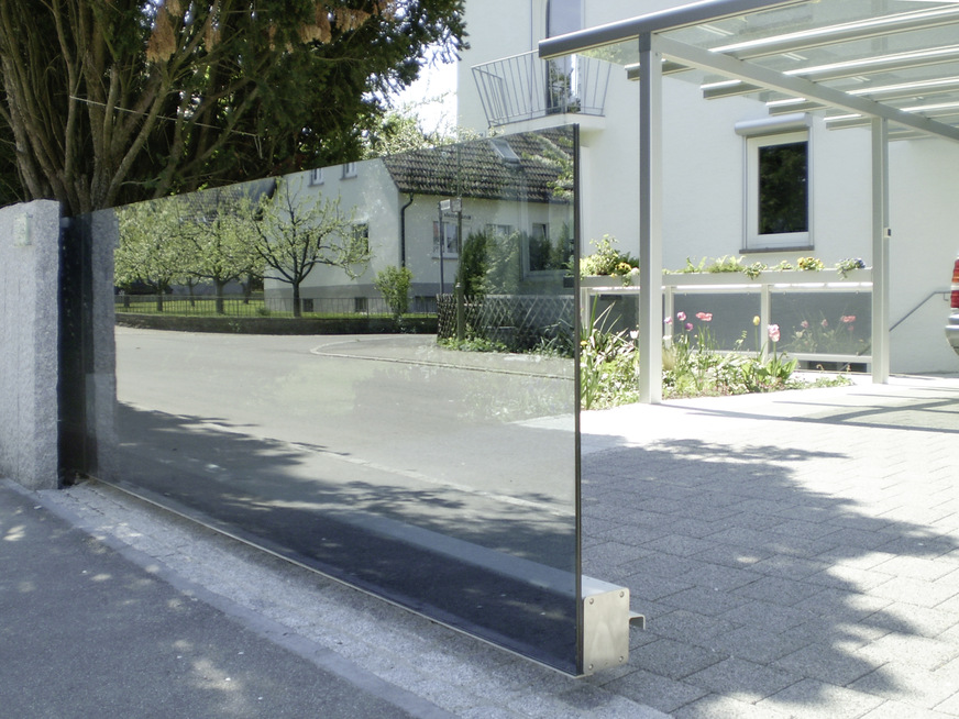 Das SL-Einfahrtstor „Schwebendes Glas“ der Berner-Herstellermarke Supeero überzeugt durch seine klare und ästhetische Formsprache und biete viel Gestaltungsfreiheit, etwa durch die Glasfarbe oder eine Bedruckung.
