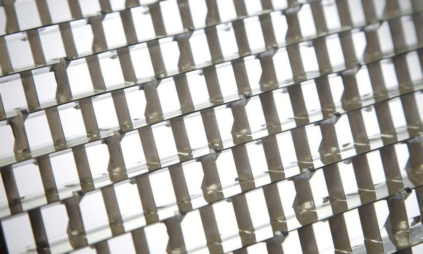 Die Lichtdurchlässigkeit des Okasolar 3D-Rasters im Transmissionsbereich beträgt maximal 85 %.