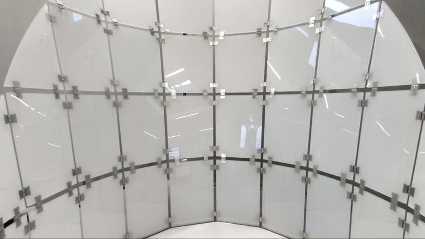 Ein Blick in die selbst­tragende Glas­konstruktion.