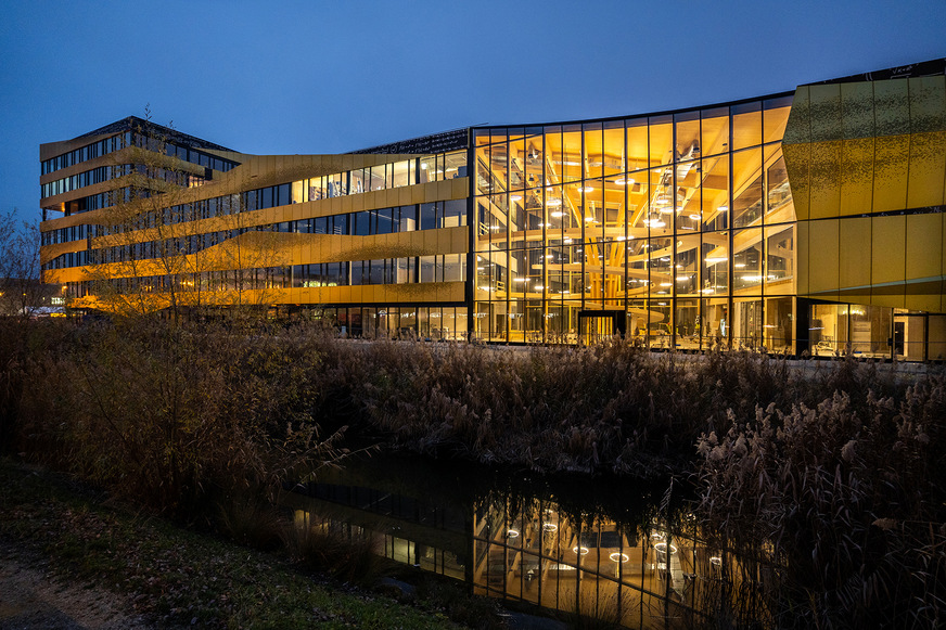 Das vollständig verglaste Atrium ist das architektonische Bindeglied zwischen den zwei Gebäudeteilen.