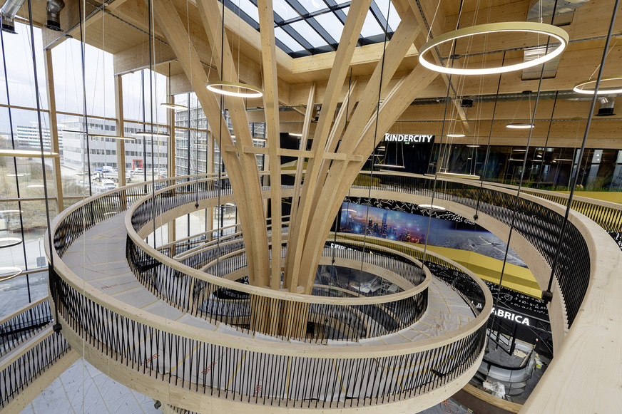 Das Zentrum des verglasten Atriums bildet eine 14m hohe, 150m lange, aus regionalem Holz gefertigte Rampe.