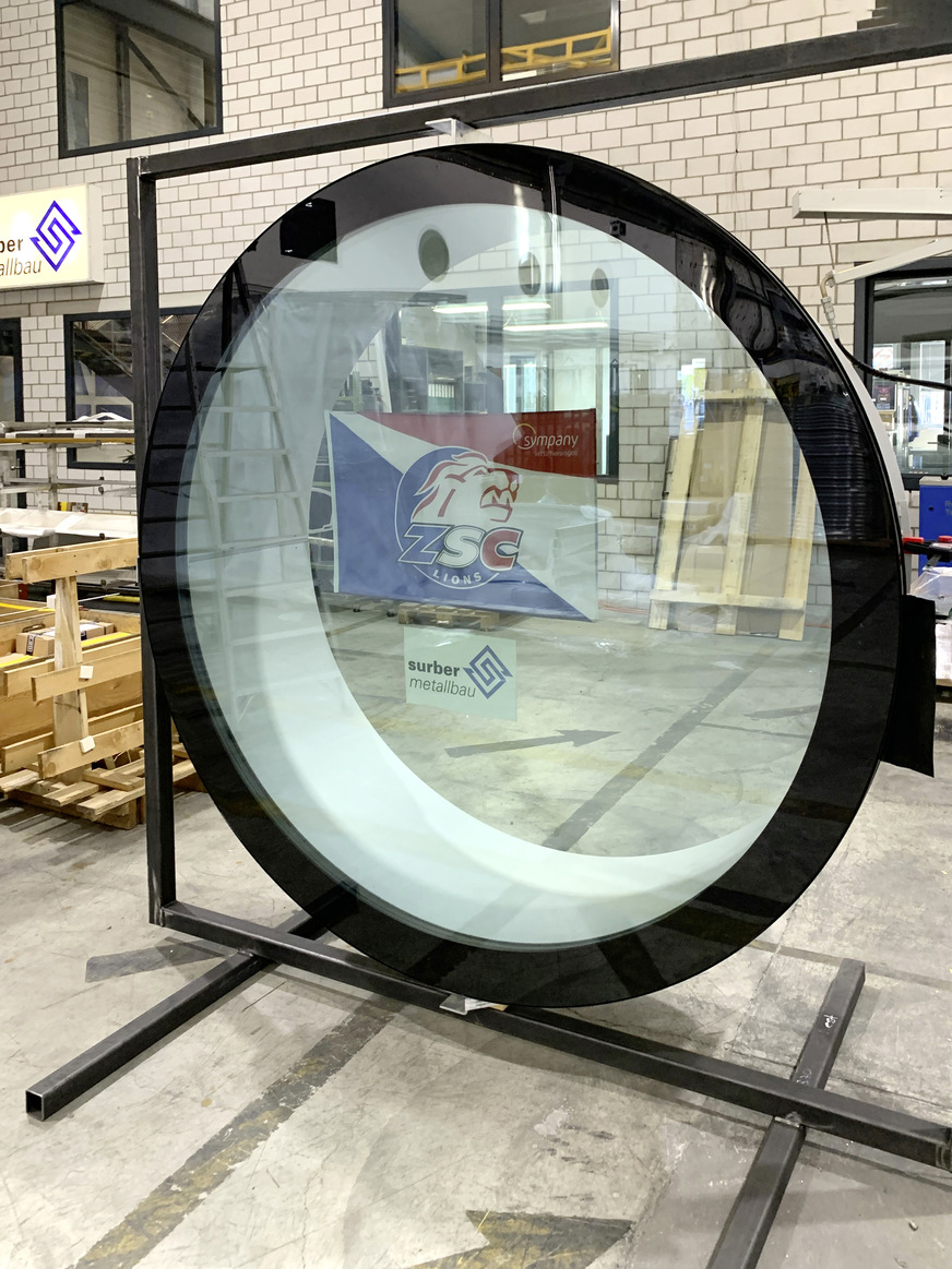 Der Aufbau der runden Glasfenster: Ein 3-fach-Isolierglas von 2025 mm Durchmesser mit einem äußeren VSG (aus 2 x TVG) sowie zwei ESG Scheiben.