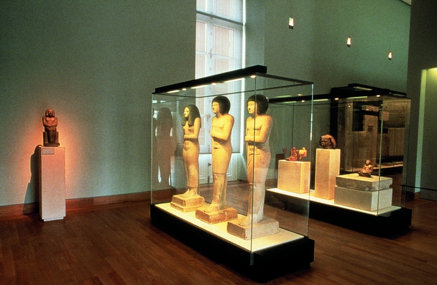 Da Brandschutzgläser von Vetrotech – hier als Vitrinen-Gläser im Ägyptischen Museum in Berlin, immer auch Sicherheitsgläser sind, können sie mit fast jeder sicherheitstechnischen Funktion gefertigt werden.