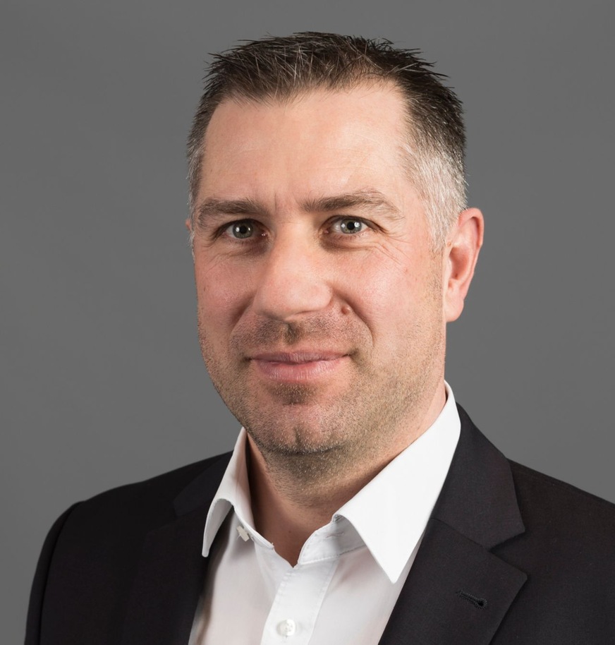 Andreas Dirksen, Business Development Manager Fenster & Türen ist seit 2007 bei Sika Deutschland GmbH, im Marktfeld Fenster und Türen seit über 10 Jahren aktiv. Er steht in ständigem Kontakt mit Beschlaggebern, Systemhäusern und Prüfinstituten und zeichnet verantwortlich für Freigaben, Koordination von Versuchen und technischen Prüfungen, Initiierung von öffentlichen Veranstaltungen und Messeauftritten.