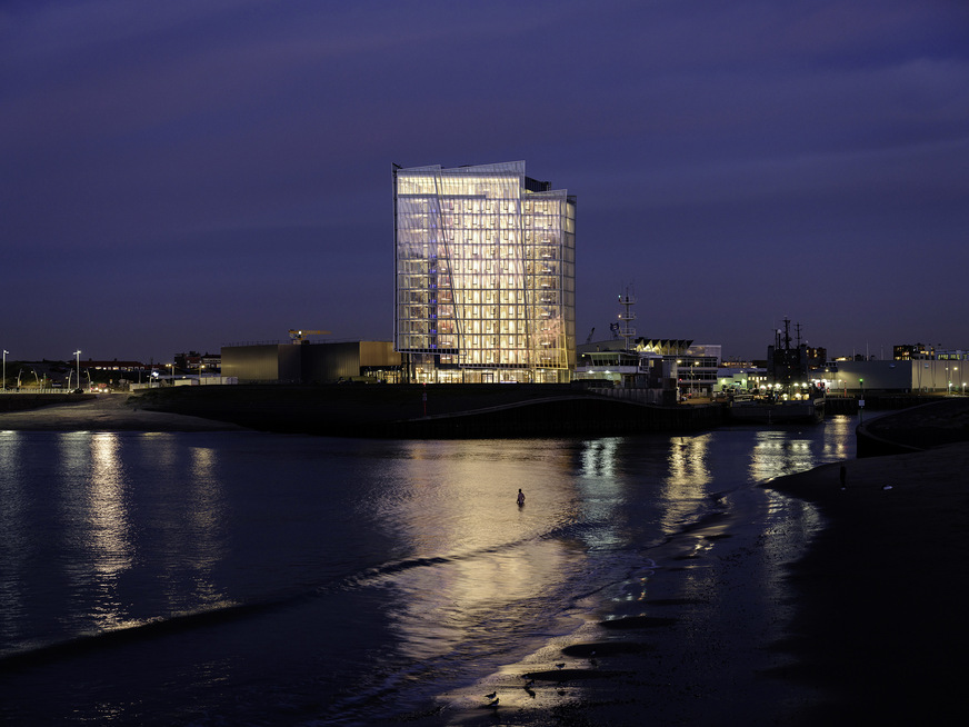 Der beleuchtete Hotelbau am Pier von Scheveningen ist auch bei Nacht ein ansprechender Blickfang.