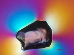 Aluminiumhaltiger Einschluss mit Spannung im Glas