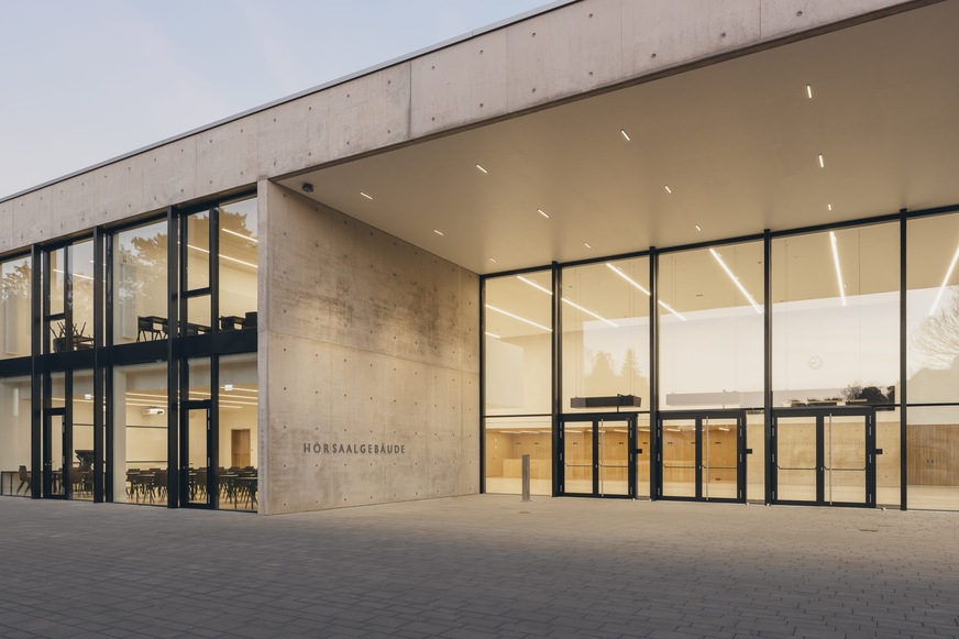 Das zweistöckige Hörsaalgebäude beherbergt neben einem großen teilbaren Hörsaal auch eine Bibliothek sowie Seminarräume für Medizinstudierende der Universität des Saarlandes. In der Fassade kommen kommen 3-fach-Gläser Isolar zum Einsatzt.
