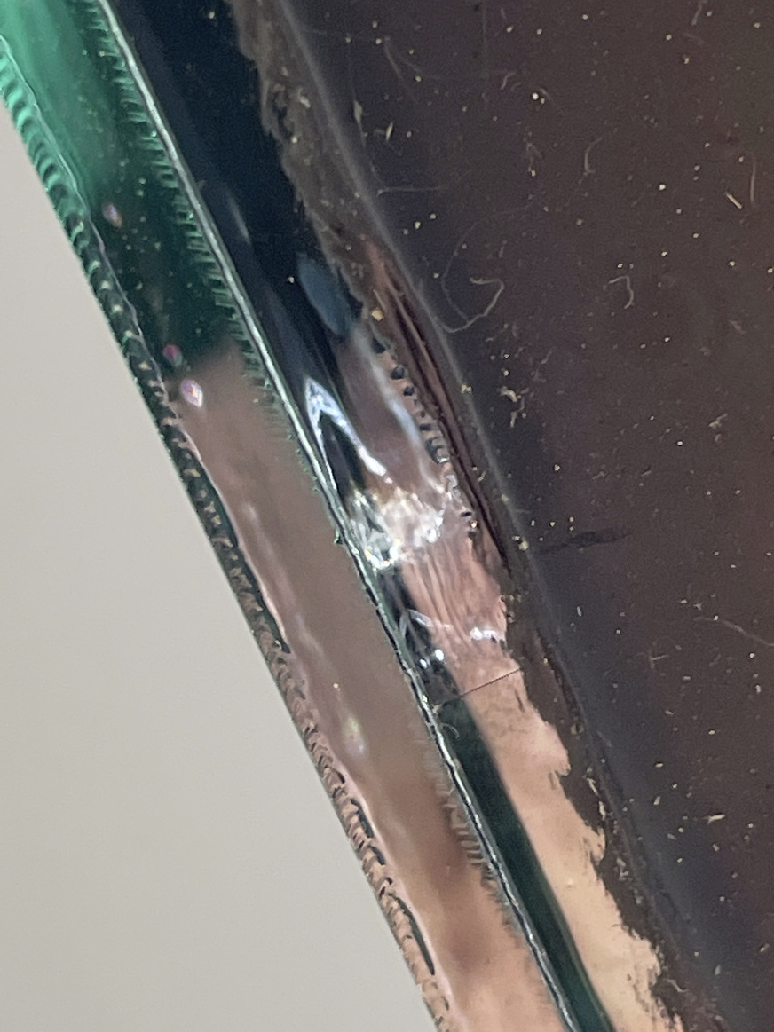 03: Ansicht des in 90 Grad über die Glaskante verlaufenden Sprungs