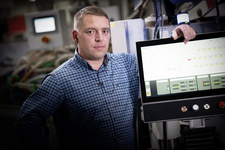 Robert Lingner (39), Mechatronik-Ingenieur, kam 2018 als Quereinsteiger aus der Automobilindustrie zu Gealan. Als stellv. Extrusionsleiter befasst er sich u. a. mit Digitalisierung und Automatisierung.