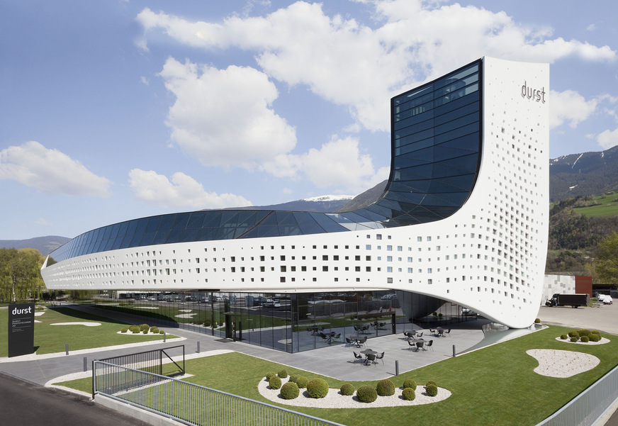Das neue Headquarter der Durst Phototechnik AG ist ein ganz besonderer Blickfang im Südtiroler Brixen.