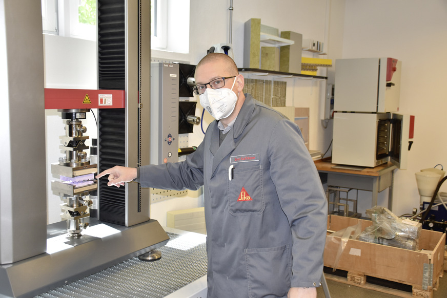 Im Technology-Center in Bad Urach erarbeitet ein Team aus Sika-Produktentwicklern und -Anwendungstechnikern zusammen mit dem jeweiligen Kunden eine auf dessen Produktionsabläufe abgestimmte Lösung. Produktionsprozesse beim Kunden werden simuliert und zur Serienreife entwickelt.
