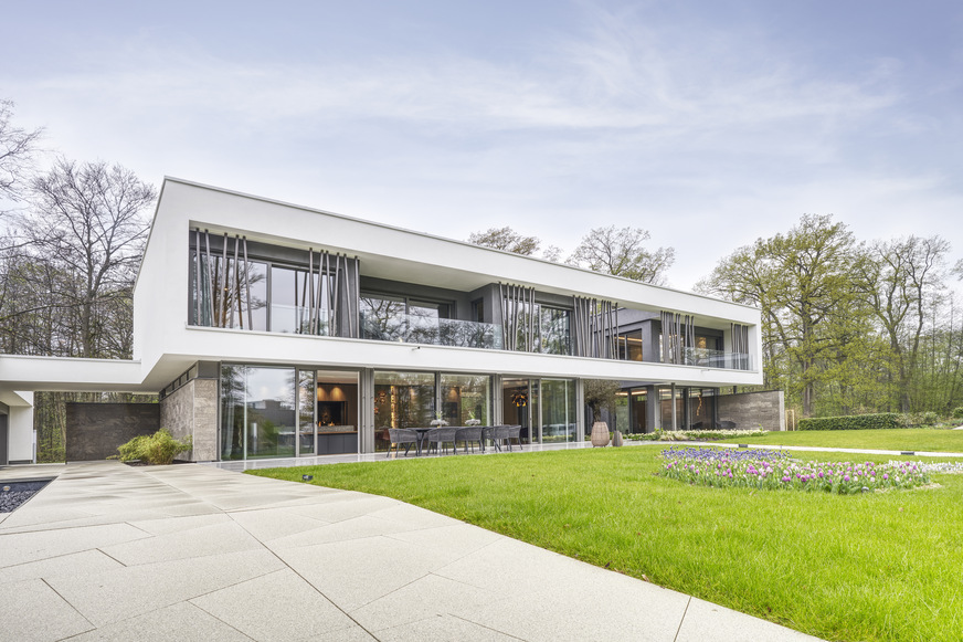 Luxuriöses Vorzeigeobjekt: Die repräsentative Villa des Fertighausherstellers WeberHaus wurde für ihr außergewöhnliches Design mit dem „Deutschen Traumhauspreis in Silber“ ausgezeichnet.