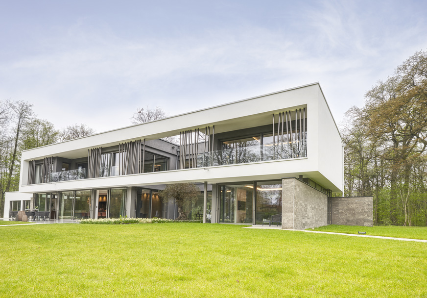 Die repräsentative Luxusvilla im WeberHaus-­Aus­stellungspark „World of Living“ besticht durch ­ihre außergewöhnliche Gebäudearchitektur und ­eine ­exklusive Ausstattung. Allein elf Hebe-­Schiebe-Elemente sorgen dort für Licht und Weite.