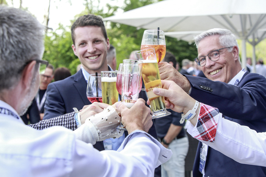 Wieder möglich: ­Alle Teilnehmer ­wurden ­getestet, so konnte man in der „Test-Blase“ auch wieder gemeinsam ­anstoßen.