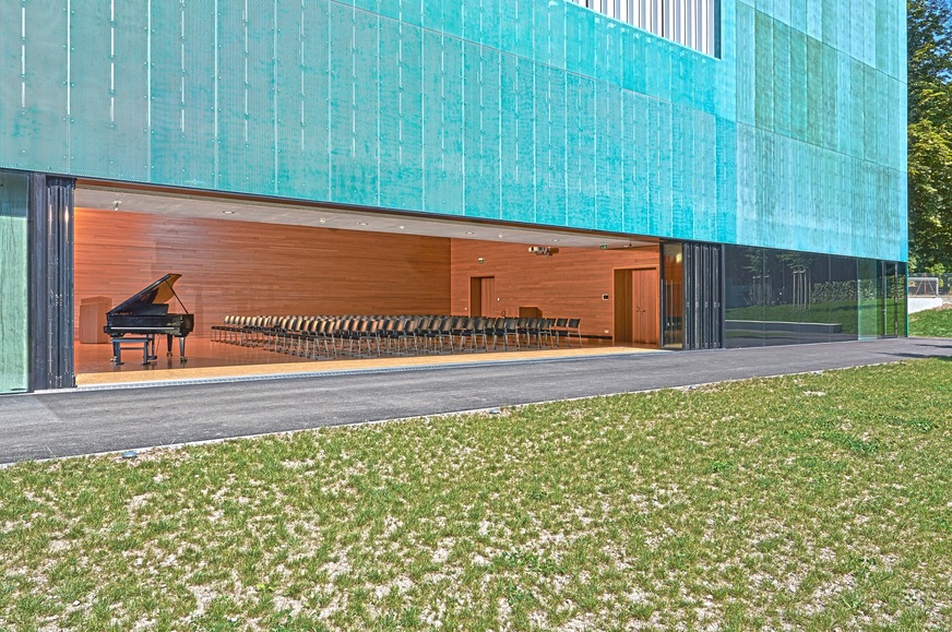 Glas-Faltwände von Solarlux ermöglichen im Schulhaus für Kunst und Musik in Lörrach eine variable und großzügige Öffnung der Fassade ohne Stützen über fast 16 Meter.