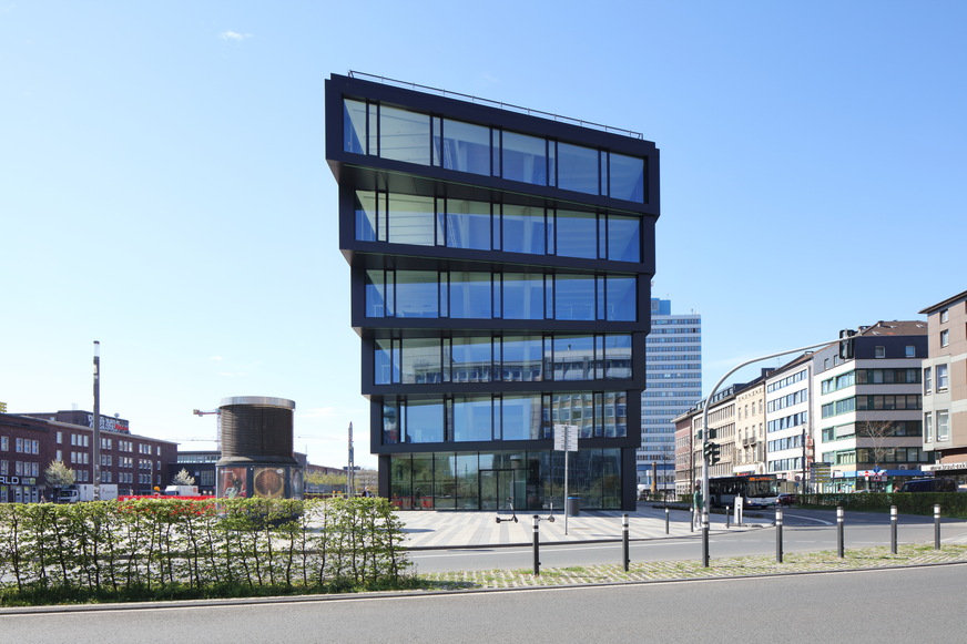 Ein ruhiger, fein strukturierter Duraflon-Anthrazitton unterstützt die Wirkung der Wicona Fassade, die fast vollständig aus recyceltem Aluminium (Hydro Circal 75R) hergestellt wurde.