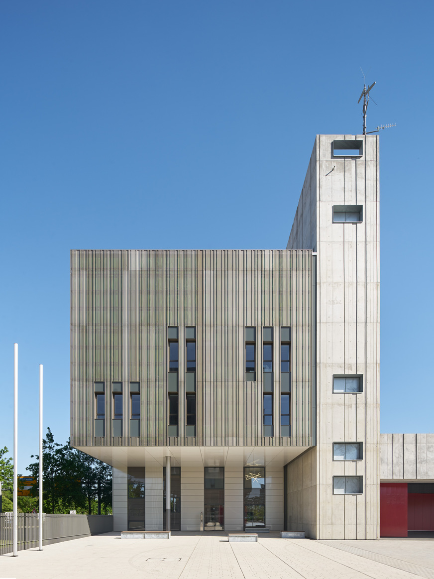 Die Fassade der neuen Hauptfeuerwache in Karlsruhe besteht aus gekantetem und perforiertem Aluminium. Die Kastenfenster besitzen ein Isolierglas in der Dämmebene und ein bündig mit der Fassade abschließendes ESG.
