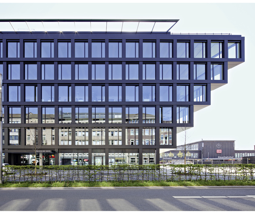 Die Alu-Rahmen der Fassade sind mit feinstrukturieren Effektlack aus dem Duraflon-Beschichtungssystem von HD Wahl versehen.