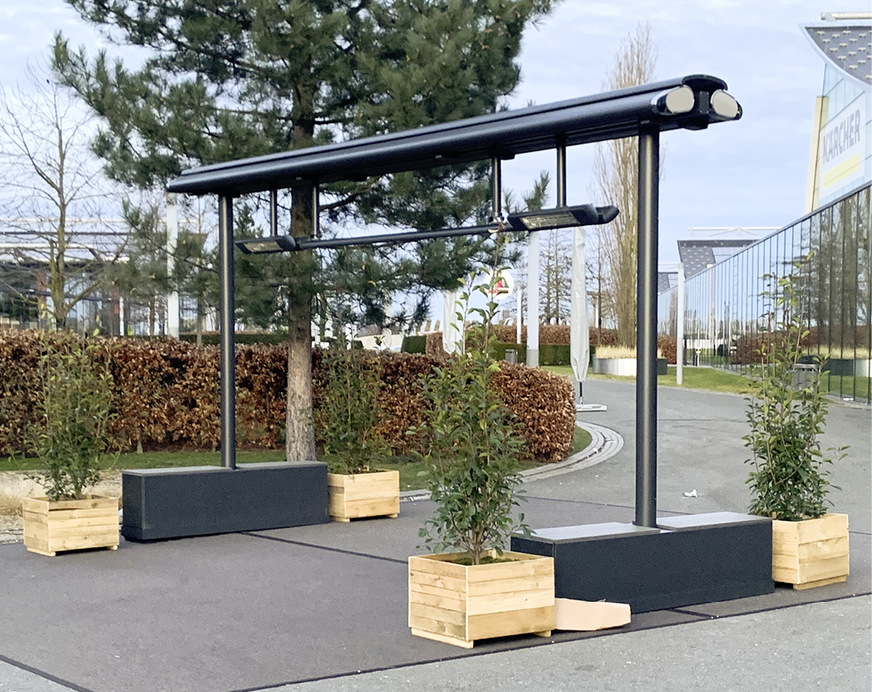 Freistehende Markisenanlagen wie die Syncra von Markilux verfügen über ­Beschwerungskästen, die mit Sand ausgefüllt werden, um standsicher zu sein.