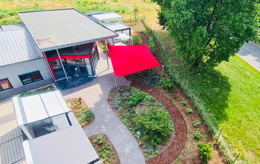 Das Drohnenbild zeigt einen eindrucksvollen Überblick über die fertige Outdoor-­Ausstellung, die mit Outkit einfach auf die grüne Wiese gesetzt wurde.