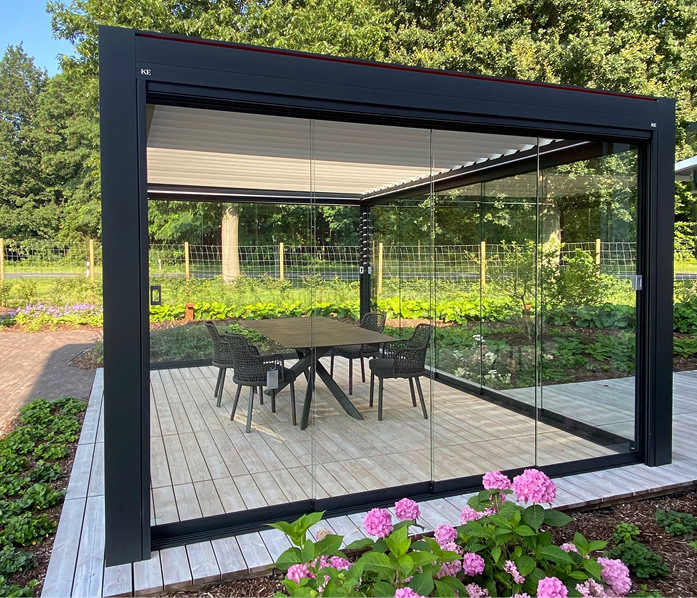 Perfekt dekoriert kommen Lamellendach & Co. so ­richtig zur Geltung, und sind von der angrenzenden Bundestrasse nicht zu übersehen.