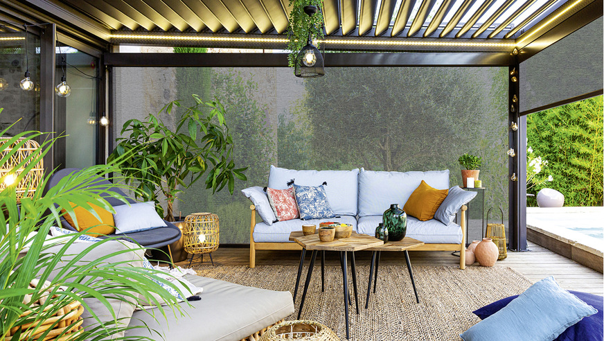 Das neue Gewebe überzeugt bei Senkrechtmarkisen für Terrassendächer mit besonderer Transparenz sowie hohem Lichtdurchlass und Blendschutz.