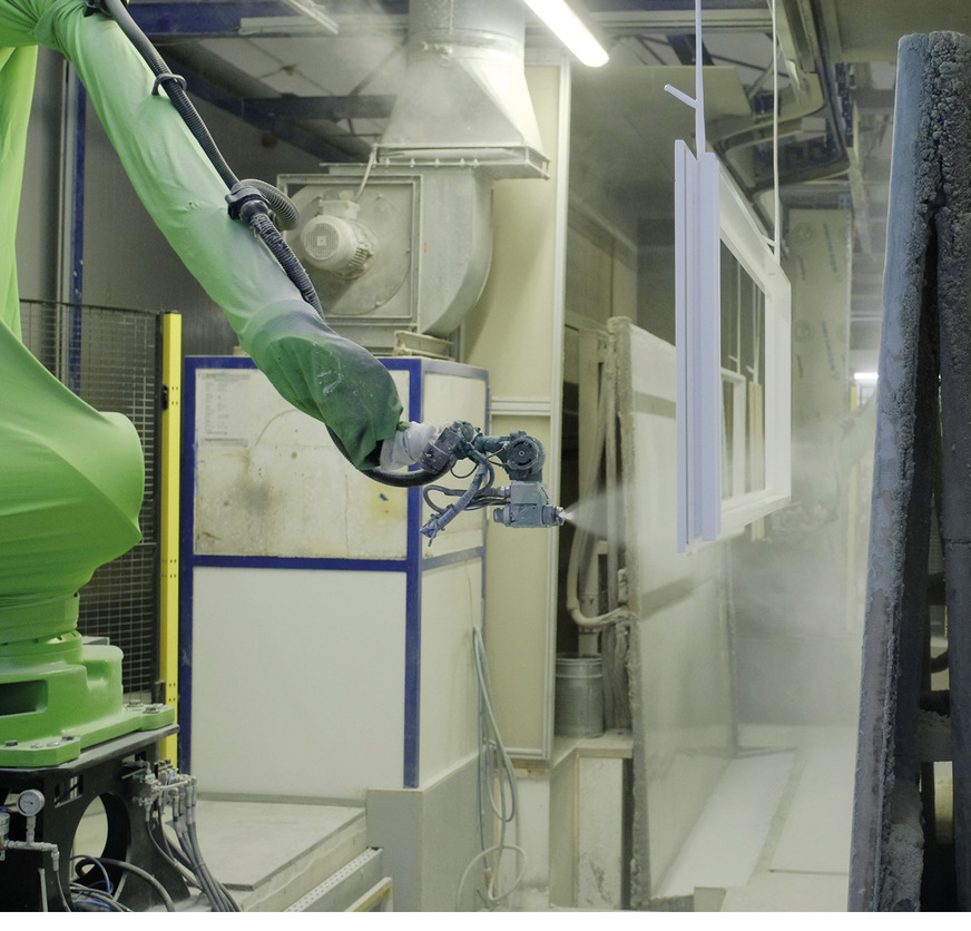 Effizient und flexibel ermöglichen die Lackierroboter in der aufgerüsteten Range + Heine Anlage auch bei großen Elementen sehr gleichmäßige Schichtdicken.