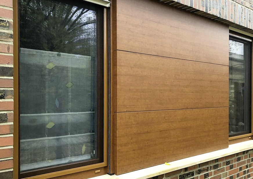 Die Zwischen- und Eckverkleidung besteht aus einer folienbeschichteten Aluminium-Verbundplatte.