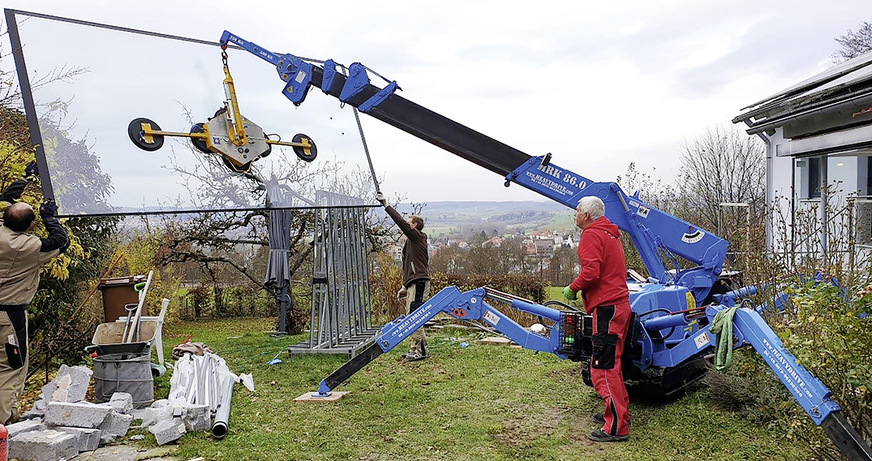 Kurz vor dem Einbau; Das Ansaugen einer 200 kg Scheibe mittels Heavydrive MRK 86.0 mit Montagespitze.