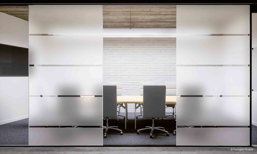 Selbst solche gläsernen, deckenhohen Office-Trennwände kann Flachglas Nord-Ost mit dem Ätzimitat bedrucken.