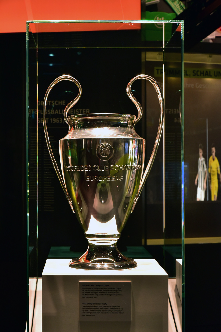 Der UEFA-Pokal im Deutschen Fußballmuseum in Dortmund