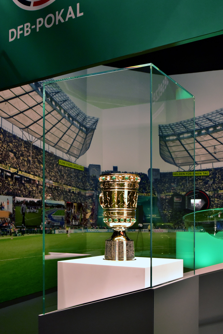 Der DFB Pokal hinter dem Antireflexionsglas Pilkington OptiView.