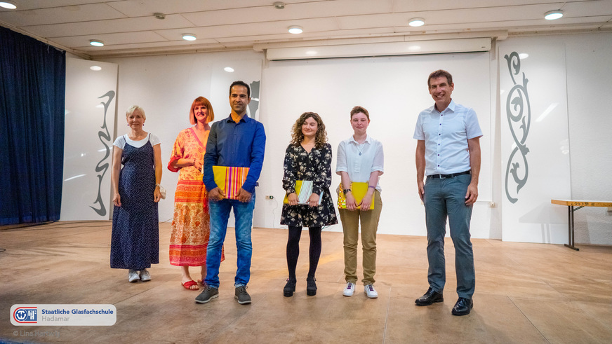 Über die herausragende Ergebnisse an Berufsfachschule Hadamar freuen sich (v.l.): Die Lehererinnen Cordula Nedden, Kerstin Schaus und die Jahrgangsbesten Hamid Arbabi, Jaqueline Frogoso und Antonia Wörz und Schulleiter Holger Schmidt.