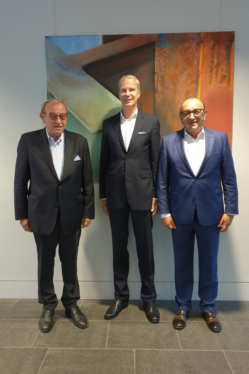 Am 5. August 2021 unterzeichneten Hans-Wilhelm Löhr, Martin J. Hörmann und Matthias Löhr (v.l.) den Kaufvertrag.