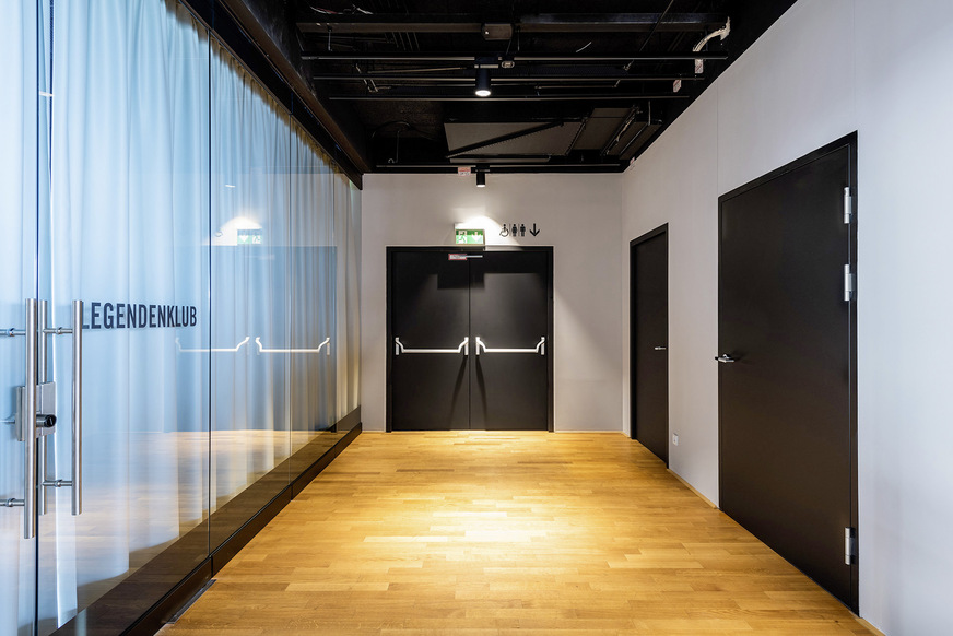 Diese 2-flügelige Stahltür ist mit Anti-Panikbalken ausgerüstet. Die Betätigungsstange gewährleistet in Ausnahmesituationen eine schnelle Öffnung des Fluchtwegs.