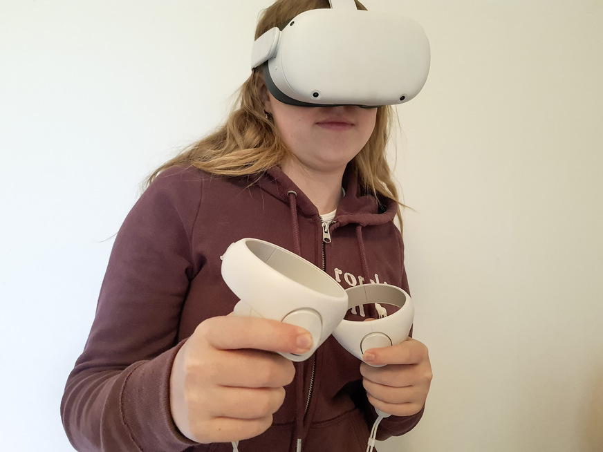 Die Virtual Work Experience mittels VR-Brille und Controllern gibt Schülern die Möglichkeit, auf eine interaktive Entdeckungsreise in die Welt der Glasberufe zu gehen, sich in Werkstätten für Glasberufe „bewegen“ und Maschinen spielerisch und gefahrenfrei alles testen.