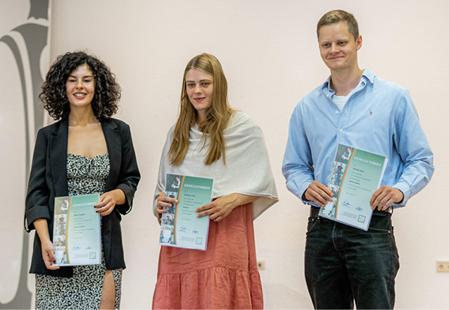 Die Preisträger des Dualen Systems (v. l.):Miriam Lagaidi, Michelle Frick und Christian Born, alle von Glasgestaltung Derix, Taunusstein