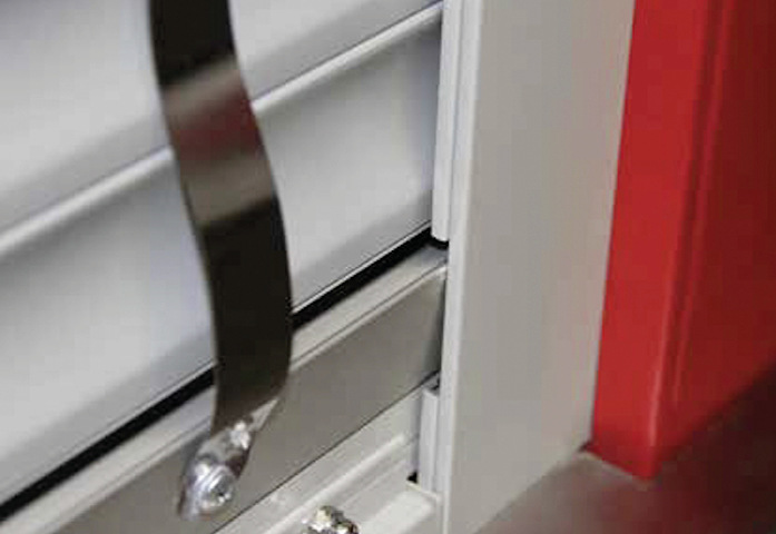 Hochschieben unmöglich. Federstähle kippen die Abschlußschiene beim Hochschieben und arretieren diese.