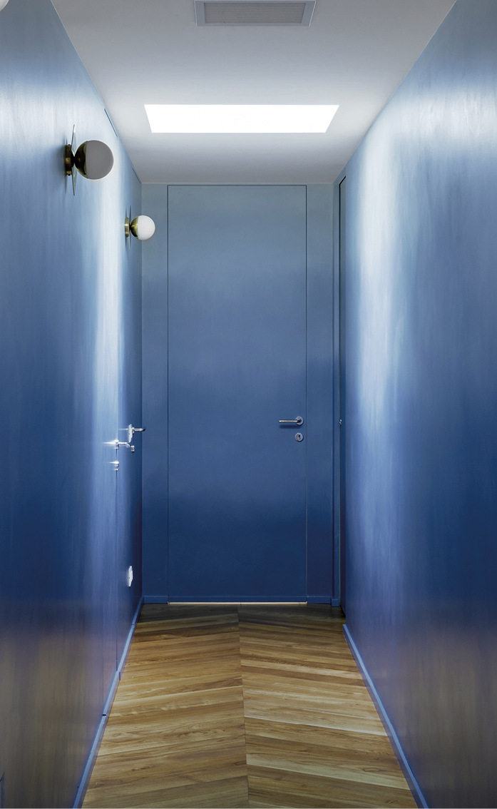 Eine besondere Raumatmosphäre entsteht, wenn Tür und Wand in der gleichen ­Farbe sind. Hierzu bietet Eclisse seine Türblätter auch mit grundierter Oberfläche an.
