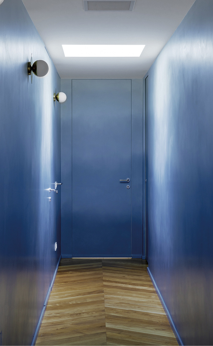 Eine besondere Raumatmosphäre entsteht, wenn Tür und Wand in der gleichen Farbe sind. Hierzu bietet Eclisse seine Türblätter auch mit grundierter Oberfläche an.