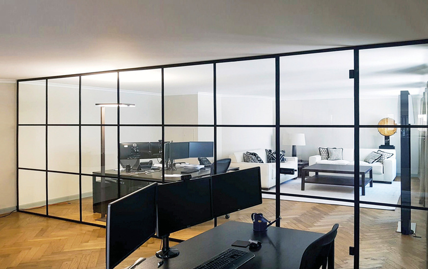 Mit den Glastrennwandsystemen Office von Längle Glas System bietet C.R. Laurence eine optisch ansprechende Lösung für den Innenausbau an.