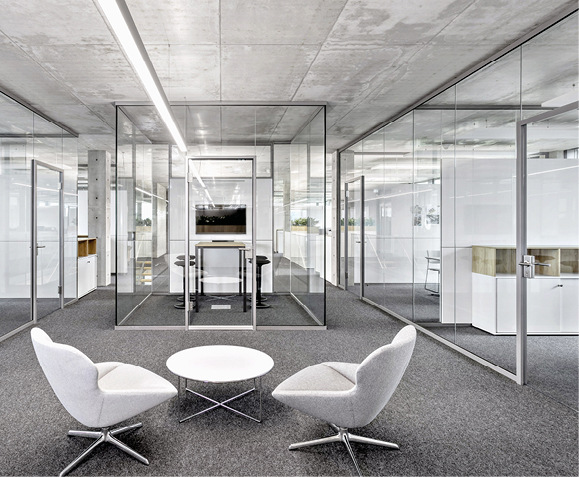 Durch die Ganzglaskonstruktion von feco bleibt die Sichtbetondecke erlebbar.