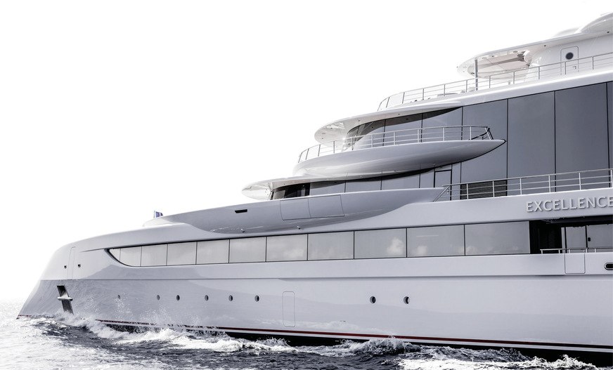 Insgesamt 120 aufwendig angefertigte Glasscheiben, sind auf der Superyacht Excellence verbaut.