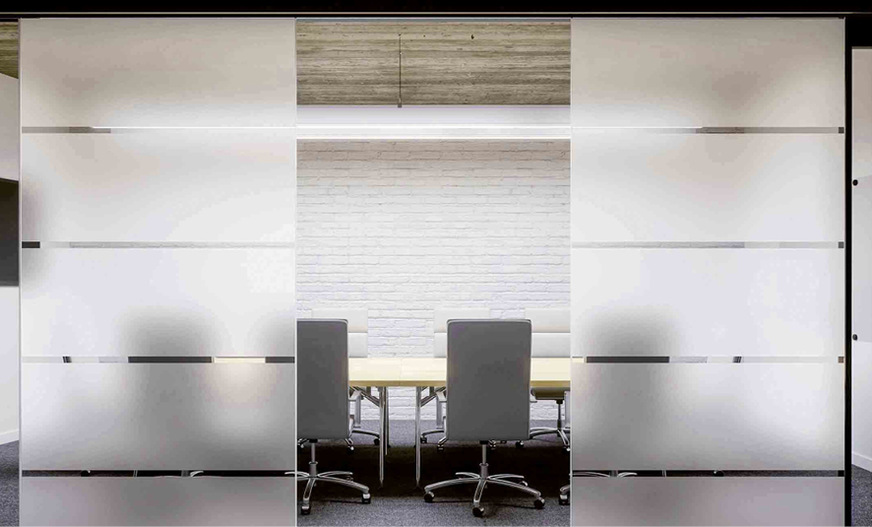 Selbst solche gläsernen, deckenhohen Office-Trennwände kann Flachglas Nord-Ost mit dem Ätzimitat bedrucken.