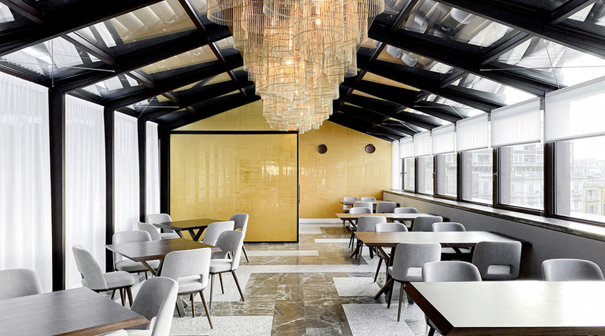 Im Hotel Britannique in Neapel sind neben den Hotelzimmern auch die Gemeinschaftsräumen mit OmniDecor Gläsern ausgestattet. Hier links hinten ein Raumteiler mit Designglas.